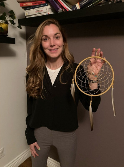 La gagnante du concours, Marie-Michèle Brossard, avec son prix, un capteur de rêve.