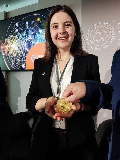 Emma gardera de précieux souvenirs de son passage à Lindau. Elle tient la médaille du professeur Duncan Haldane, lauréat du prix Nobel de physique 2016.