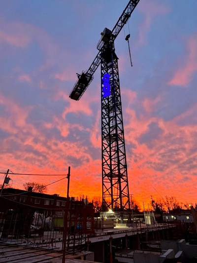 Photo du chantier prise pendant l’aube.