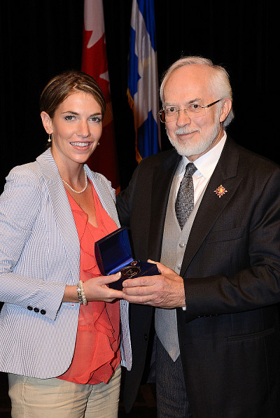 Émilie Duquette a reçu la Médaille du lieutenant-gouverneur, Pierre Duchesne, lors du passage de ce dernier en Estrie, en mai.