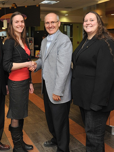 Deux des représentantes de la coopérative Café CAUS, Kristalna Vincent et Christelle Lison, accompagnées du vice-recteur Martin Buteau.