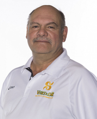 L'entraîneur-chef de l'équipe féminine de volleyball Vert & Or, Denis Fontaine.