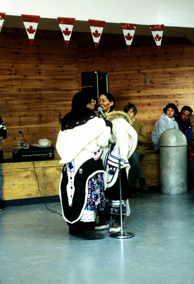 Le Katajjaq est généralement pratiqué par deux femmes face à face se tenant par les épaules.