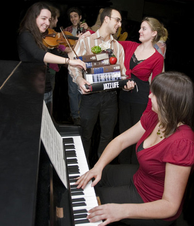 À travers les 17 tableaux de la comédie musicale, les spectateurs pourront suivre les hauts et les bas d'une session d'étudiants en musique.