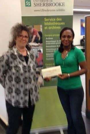 L'étudiante Dorine Noutio gagnante d'un certificat-cadeau de 50$ de la Librairie du Campus. Linda Pinet, technicienne en documentation au Campus de Longueuil remet le prix. 