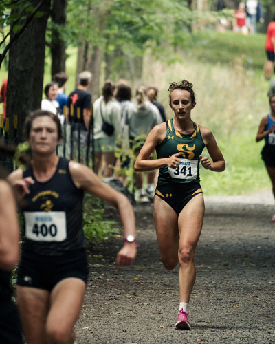 Laurence Gauthier a été la première coureuse du Vert & Or à traverser la ligne d'arrivée du parcours du Mont-Royal au McGill Open 2024.