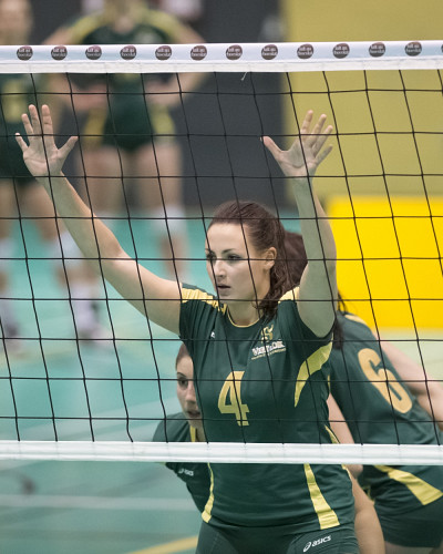 La joueuse de centre du Vert & Or Roxanne Hasseni est proclamée joueuse par excellence en 2012-2013 en volleyball universitaire féminin.