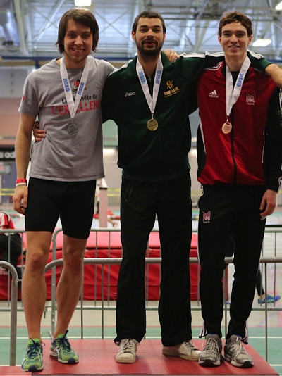 Olivier Huet (au centre) a été proclamé athlète masculin du récent Championnat d'athlétisme du Réseau du sport étudiant québécois.