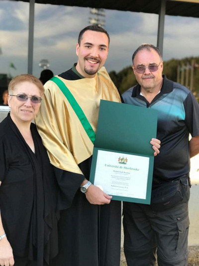 Michaël avec ses parents lors de la collation des grades en 2018.