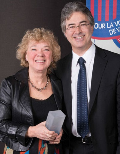 Hélène Cajolet-Laganière en compagnie de Robert Vézina, président-directeur général de l'OQLF.