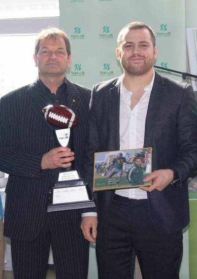 William Dion a reçu le trophée du joueur par excellence des unités spéciales des mains du directeur général adjoint du SSAP Jean-Pierre Boucher, lors du brunch annuel de l'équipe de football Vert & Or.