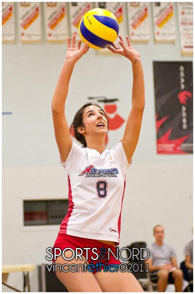 Kim Robitaille a été sélectionnée dans la deuxième équipe d'étoiles de la première division du circuit de volleyball collégial du RSEQ en 2012.