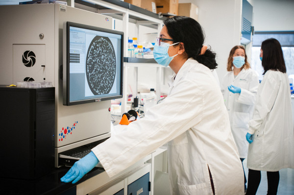 Le Pavillon de recherche appliquée sur le cancer (PRAC), aujourd’hui connu sous le nom de l’Institut de recherche sur le cancer de l’Université de Sherbrooke (IRCUS), est l'un des premiers endroits à l'UdeS où la mutualisation des infrastructures de recherche a été implantée. 