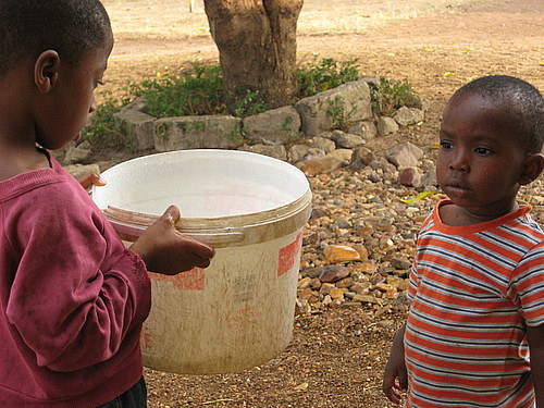 Cueillette d'eau de pluie à l'orphelinat