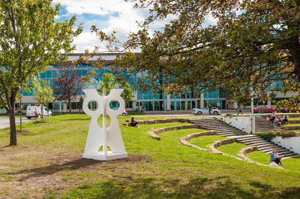 Le Hibou blanc d'Ivanhoë Fortier veille sur l'Agora du Campus principal.