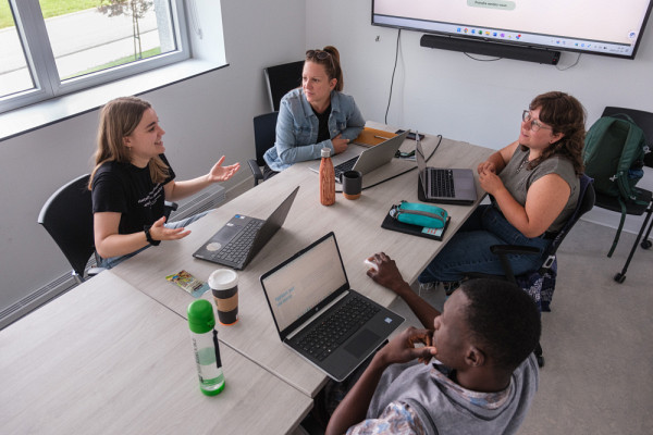 Héléna Skrotzky-Boisvert, coordonnatrice, Maude Turcotte, responsable du comité des communications, Myriam-Isabel Ducharme et Boris Laurence Vinbamba, pairs aidants, présents lors d’une réunion de la Pair-Mission