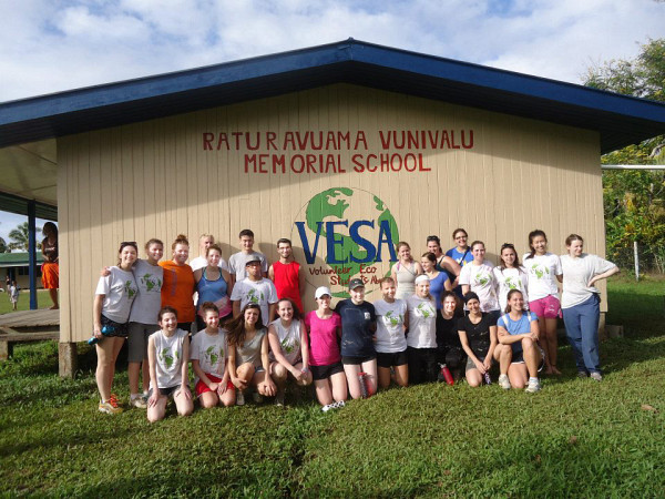 Photo du groupe de bénévoles de l’organisme Volonteer Eco Students Abroad devant l'école fraîchement rénovée.
