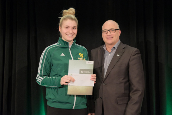 La finissante Audrey Marcoux a reçu la bourse Excellence sportive Sherbrooke des mains du président de l'organisme, Pierre Tremblay.