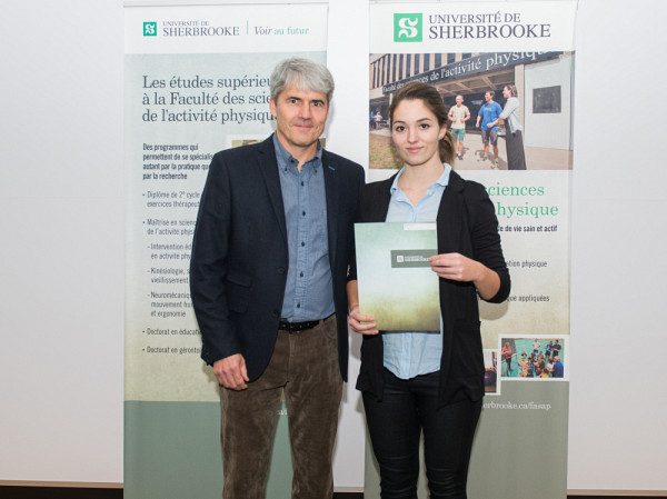 Le vice-doyen Alain Delisle et Angélina Lacroix, récipiendaire du Prix d’excellence en recherche au premier cycle.