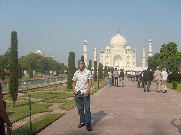 Devant le célèbre Taj Mahal.