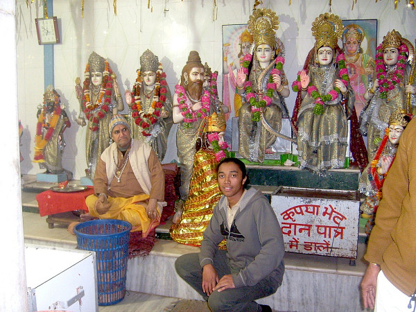 Dans un temple hindou de la ville sainte d'Amritsar. L'homme à gauche partage aux fidèles le prasad, nourriture bénie. Les statues à l'arrière-plan symbolisent certaines divinités.