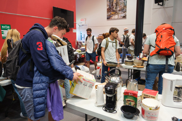 Le Bazar de la rentrée, un lieu où les personnes étudiantes repartent rarement les mains vides.