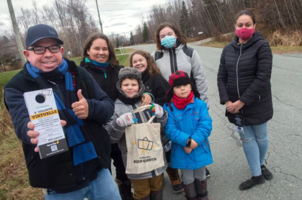 Marc Nadeau, sa conjointe Audrey Pinsonneault-Grenier, leurs quatre enfants et une bénévole qui sillonnent les rues de Sherbrooke.