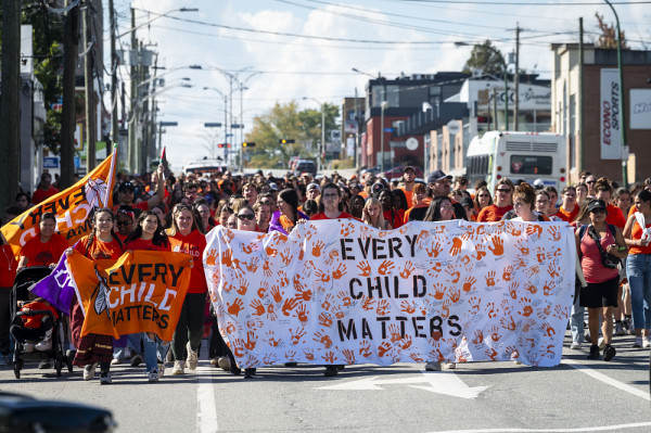 La Marche pour la vérité et la réconciliation dans les rues de Sherbrooke pour honorer les personnes survivantes des pensionnats autochtones et pour reconnaître la présence actuelle des Premiers Peuples sur le territoire que l’on appelle le Québec.