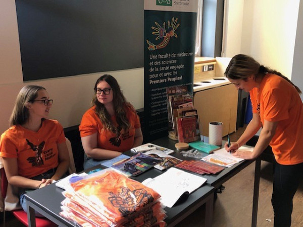 Jessica Fuchs et Maude Mousseau, coprésidentes du GISA Saguenay, animent un kiosque de sensibilisation.