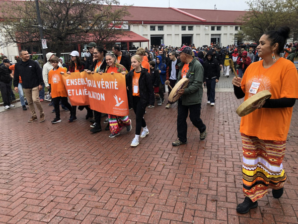 Des élèves autochtones et allochtones du CSSRDS ouvrent la marche en compagnie du Grand Chef de la Nation Atikamekw, Constant Awashish, de la présidente du C.A. du Centre Mamik, Liliane-Carmen Awashish, et du coordonnateur aux études supérieures du Centre Mamik, Marc Lafontaine.