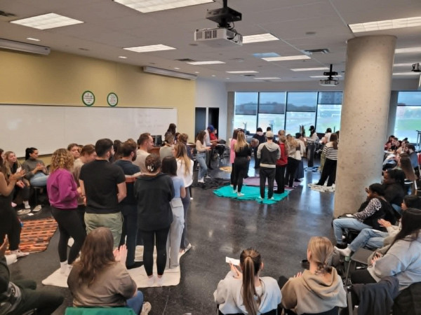 Photo de l’un des trois ateliers Exercice des couvertures offert à Longueuil, le 15 octobre dernier. Lors de cette journée, 177 personnes ont été formées par l’entreprise Uashaskutuan. Un grand merci à M. Kevin Bacon et à l’aîné innu M. Grégoire Canapé pour leur grande générosité lors de cette journée.