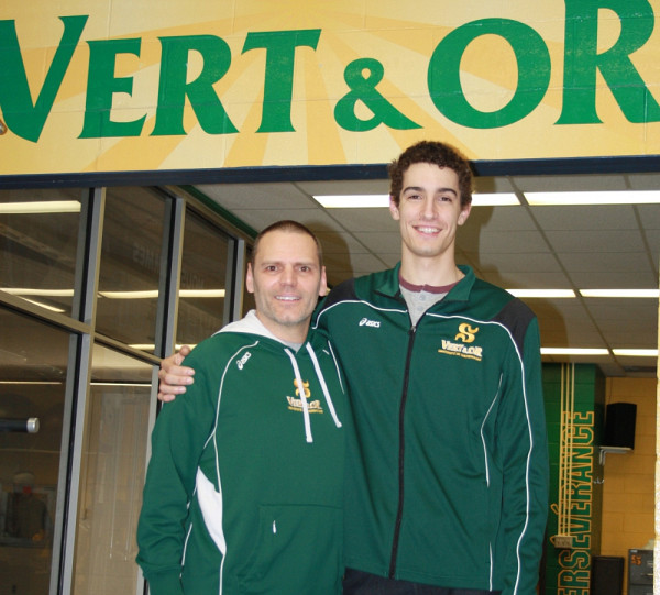 L'entraîneur-chef du Vert & Or en volleyball masculin Marc Lussier, en compagnie de Francis Castro.