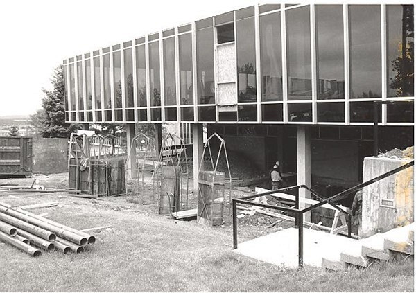 Travaux de réaménagement du pavillon C3 pour l’accueil de la nouvelle École de musique, août 1992, Archives de l’Université de Sherbrooke (298 630). Photographe : non identifié