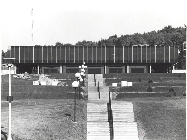 Vue sur le pavillon de l’ancienne cafétéria, aujourd’hui l’École de musique, vers 1970, Archives de l’Université de Sherbrooke (298 630). Photographe : non identifié