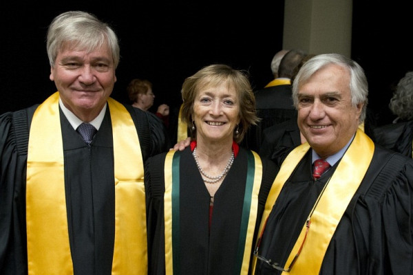 J. Denis Belisle (à droite) en compagnie de Paul Gobeil, Grand ambassadeur de l'UdeS, et de Marie Deschamps, docteure d'honneur en droit de l'UdeS.