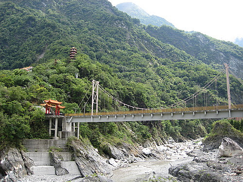 Les gorges de Taroko se situent au pied de falaises pouvant atteindre 1200 m de hauteur.