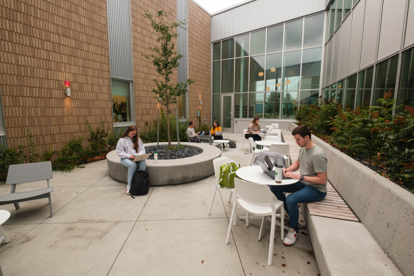 La cour extérieure de la Bibliothèque du Campus de la santé