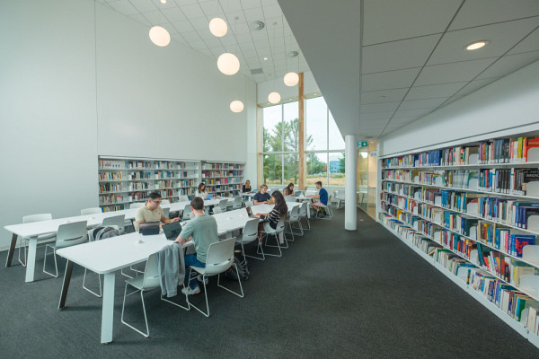 La Bibliothèque du Campus de la santé est spacieuse et lumineuse.