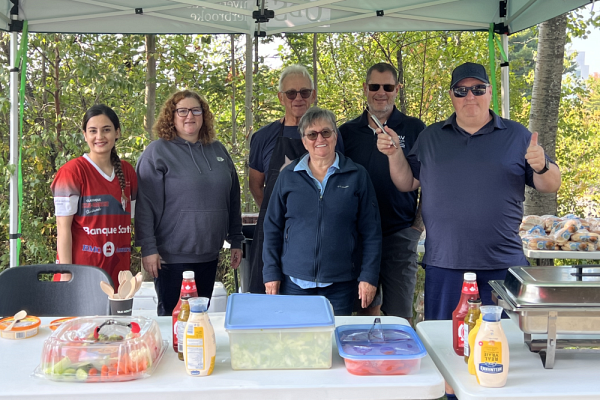 Les bénévoles du BBQ (de gauche à droite) : Mozhdeh Navampour, Annik St-Pierre, Serge St-Pierre, Johanne Roy, James Krause et Éric Bergeron