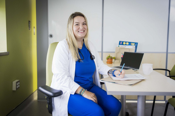 Émilie Quirion, étudiante au programme de maîtrise en sciences infirmières, cheminement menant aux études spécialisées en soins de première ligne (IPSPL)