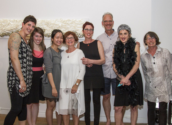Les finissantes et le finissant 2017 du diplôme de 2e cycle en pratiques artistiques actuelles de l'Université de Sherbrooke, en compagnie de la responsable du programme, Nicole Benoit (à droite).