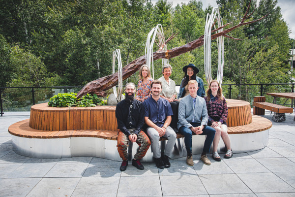 Les artistes ayant créé l’œuvre d’art ainsi que le mobilier de la terrasse : Jessica Renaud, Sylvie Michaud, Véronique Hamel, Étienne Plante, Charles-Étienne Gauthier, Dominik Quillet et Anaïs Dumais.