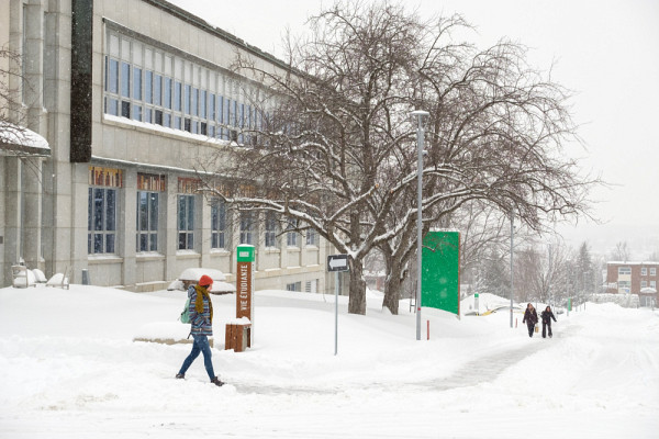 Pour 65 % des étudiantes et étudiants de l'UdeS à Sherbrooke, selon une étude menée au printemps 2024, la mobilité durable (autobus, marche, vélo) est au cœur des options de transport pour se rendre sur les campus.