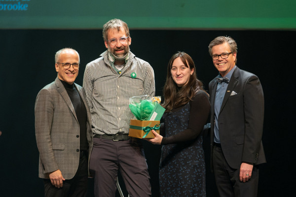 Laurent Theis et sa fille Fabienne Theis, accompagnés du recteur, Pierre Cossette, et de l'animateur de la soirée et vice-recteur aux ressources humaines, Patrik Doucet.