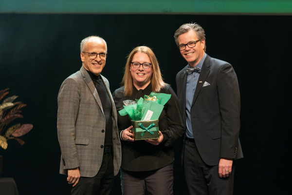 Karine Bolduc, accompagnée du recteur, Pierre Cossette, et de l'animateur de la soirée et vice-recteur aux ressources humaines, Patrik Doucet.