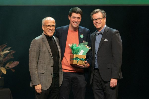 Philippe Hugo Champagne, accompagné du recteur, Pierre Cossette, et de l'animateur de la soirée et vice-recteur aux ressources humaines, Patrik Doucet.