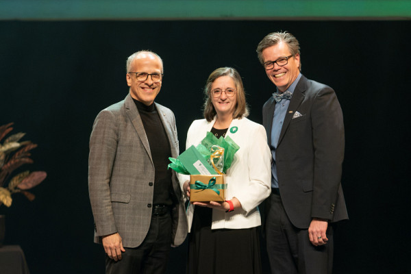 Sylvie Cayouette, accompagnée du recteur, Pierre Cossette, et de l'animateur de la soirée et vice-recteur aux ressources humaines, Patrik Doucet.