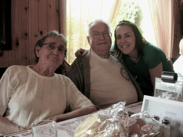 Suzie O’Bomsawin accompagnée de son grand-papa, Roland O’Bomsawin, décédé en 2011 et sa grand-maman, Françoise Gill, décédée en 2020.