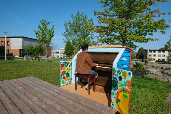 Les arts et la culture s'intègrent sur les campus, notamment avec les pianos qui peuvent être utilisés par la communauté universitaire.