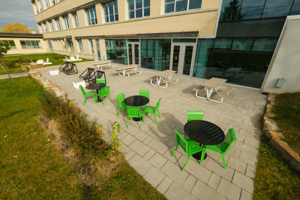 La cour intérieure du pavillon de la Vie étudiante, où tous les membres de la communauté UdeS peuvent se réunir, est l'endroit idéal pour se détendre et manger son repas à l'extérieur.